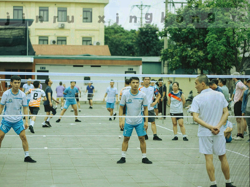五大联赛比分信息图，以荧光绿数字强调实时更新